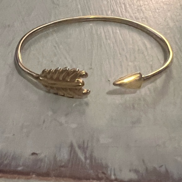 Stella & Dot Bangle Bracelet Arrow Gold Tone Vintage Designer Signed - Picture 1 of 6